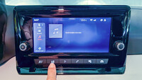 Seat Arona Touchscreen mit den an der Unterkante angebrachten analogen Tasten für Hauptmenüs