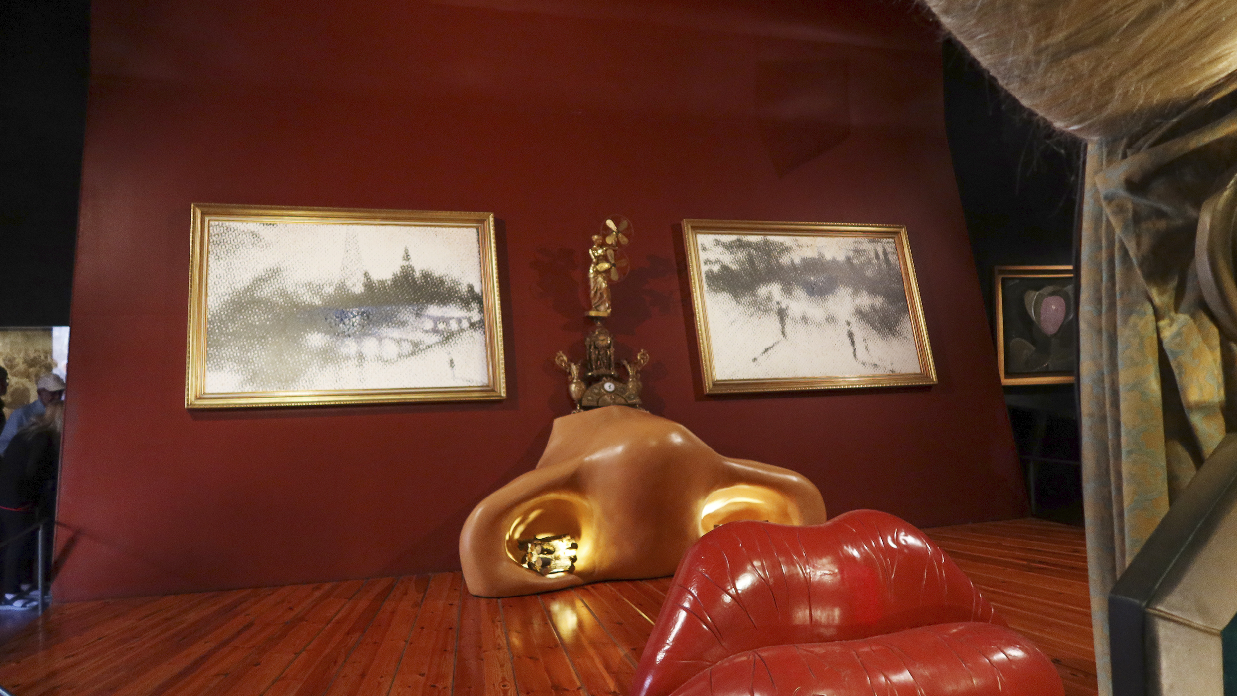 Theater-Museum von Salvador Dali in Figueres. Installation von Mae Wests Lippen - zu sehen große rote Lippen und Nasenflügel.