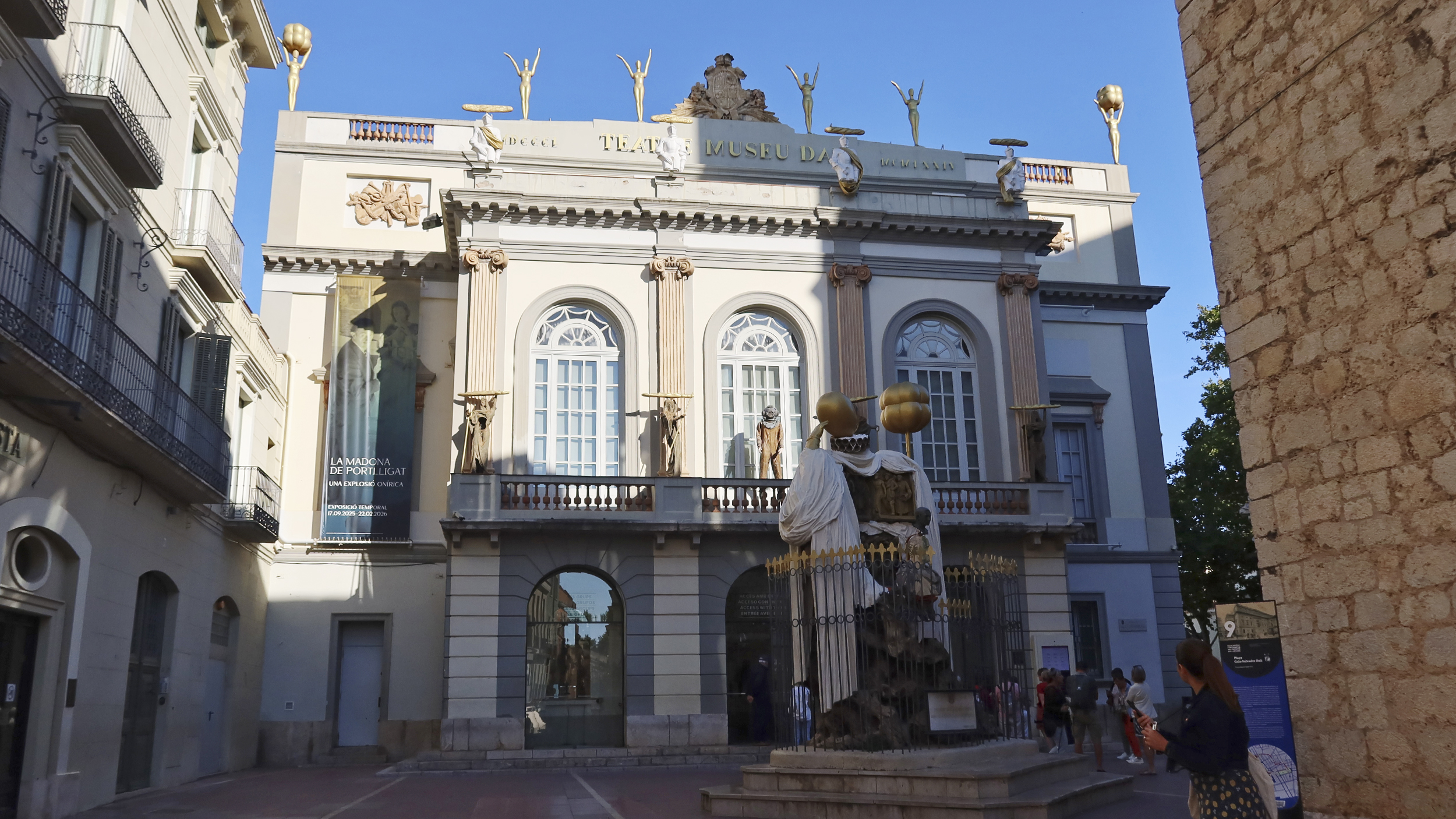 Eingang zum Theater-Museum in Figueres, davor steht eine von Dali geschaffene Skulptur mit Ei als Kopf.