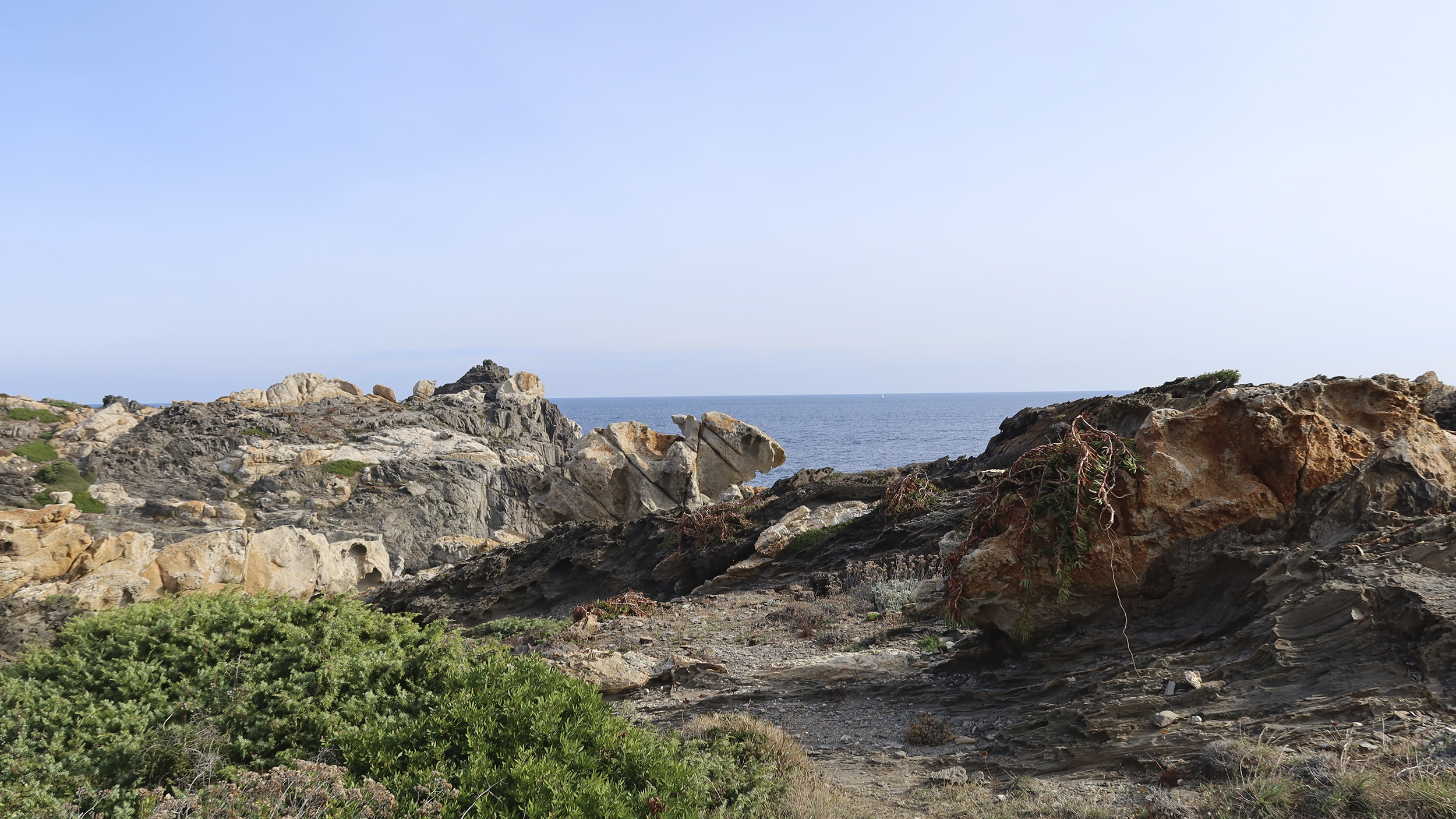 Landschaft, schroffe Felsen und Meer am Cap de Creus/Spanien.
