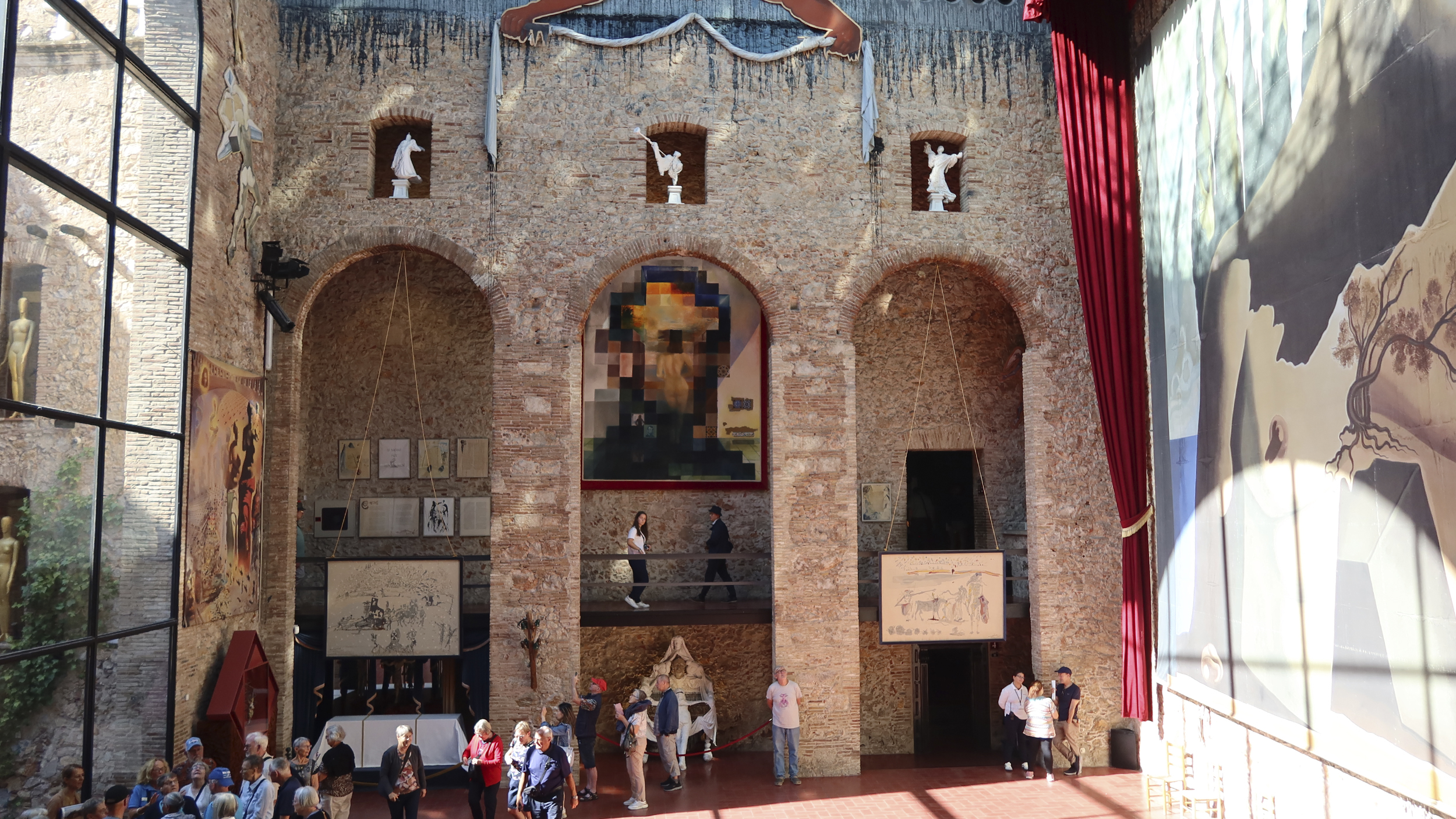 Theater-Museum von Salvador Dali in Figueres. Im Inneren. Menschen und Bilder zu sehen.