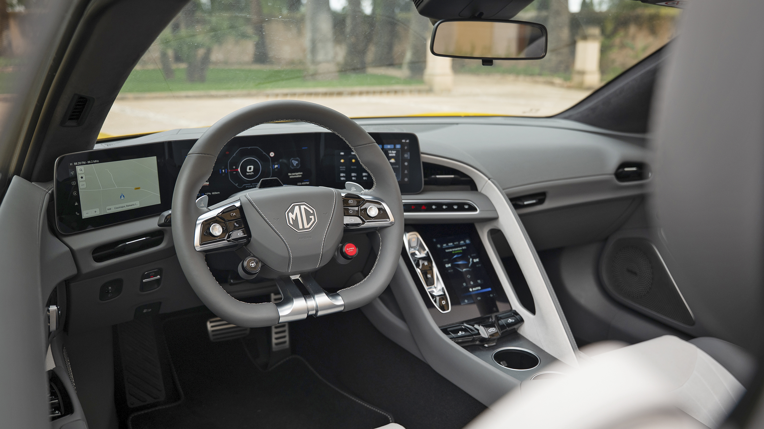 Dunkler Innenraum eines MG Cyberster.