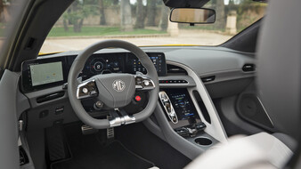 Dunkler Innenraum eines MG Cyberster.