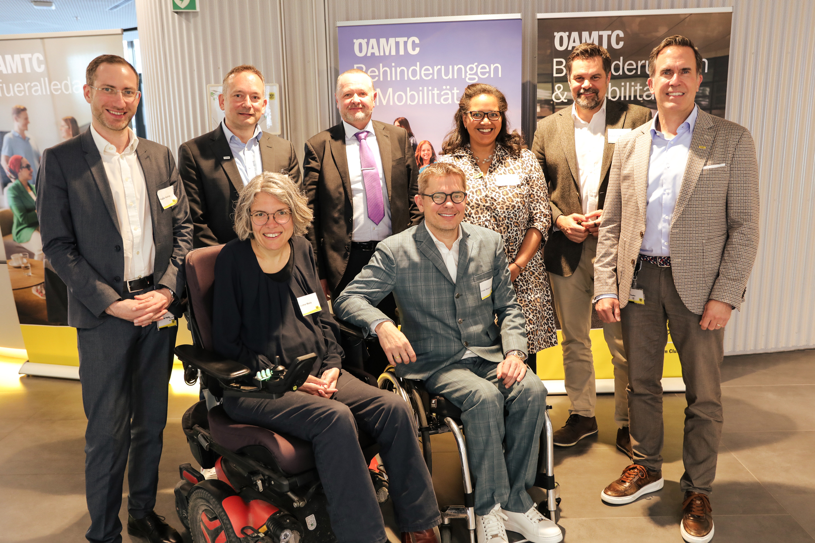 Das Foto ist ein Gruppenfoto auf dem mehrere Menschen zu sehen sind.