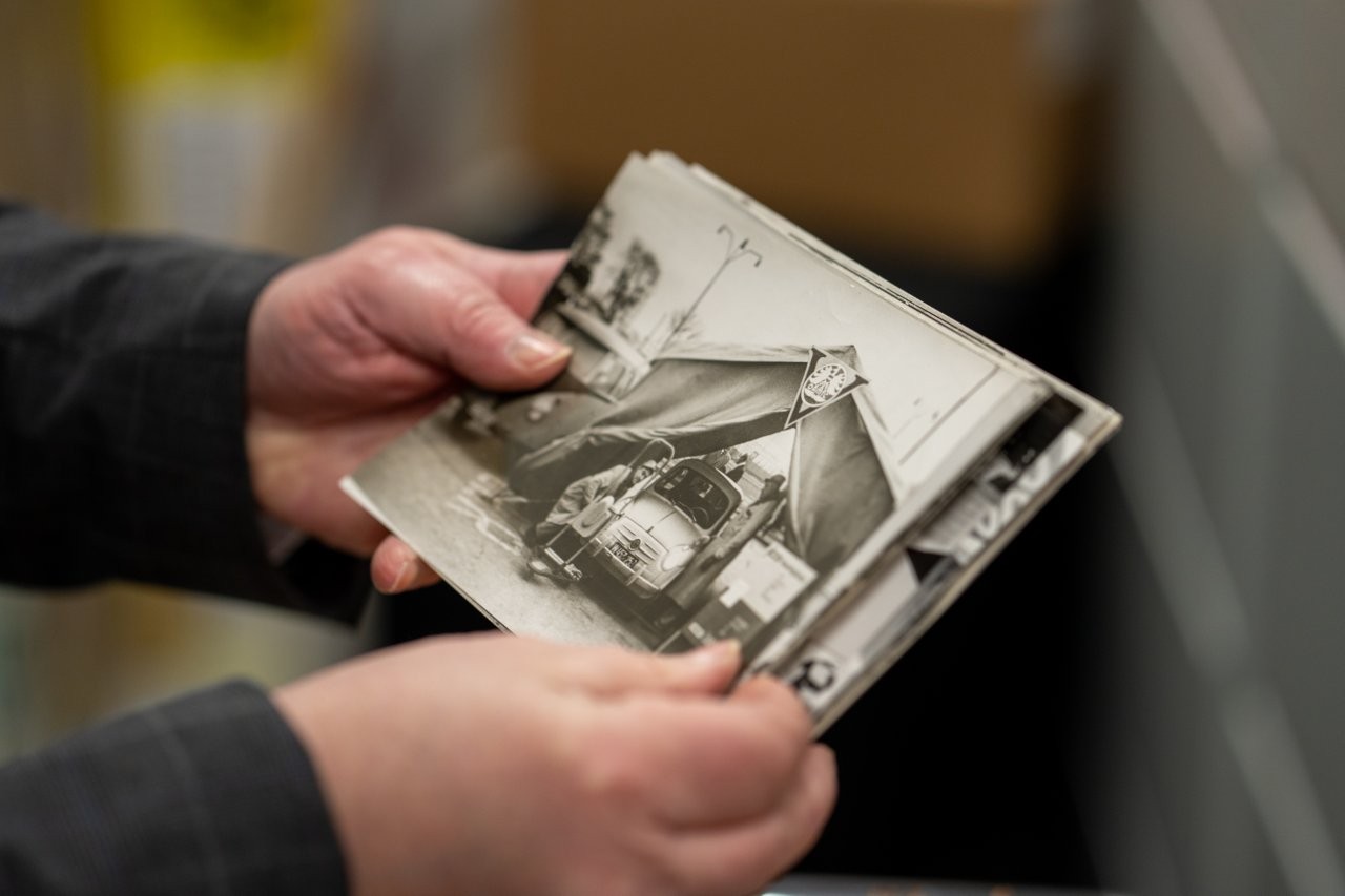 Auf dem Bild sieht man zwei Hände die eine alte Fotografie halten.