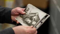 Auf dem Bild sieht man zwei Hände die eine alte Fotografie halten.