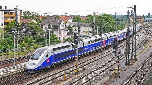 Französischer TGV fährt auf Gleisen – Symbolbild für Bahnsperrung und Zugverkehrsänderungen