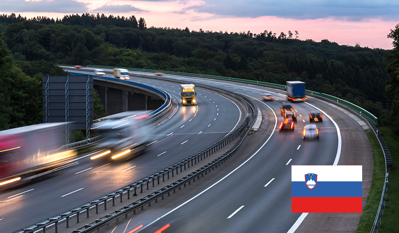 Eine Autobahn mit fahrenden Autos in der Dämmerung in Slowenien