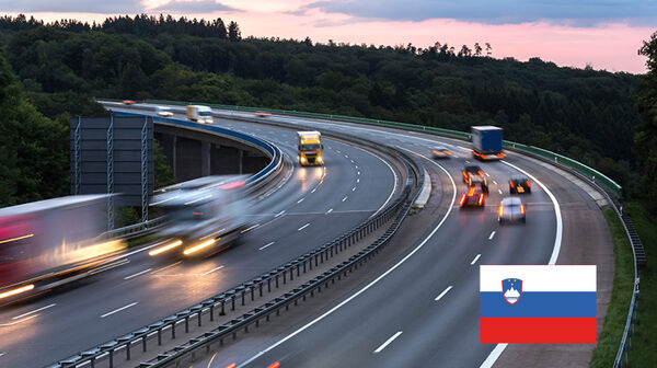 Eine Autobahn mit fahrenden Autos in der Dämmerung in Slowenien