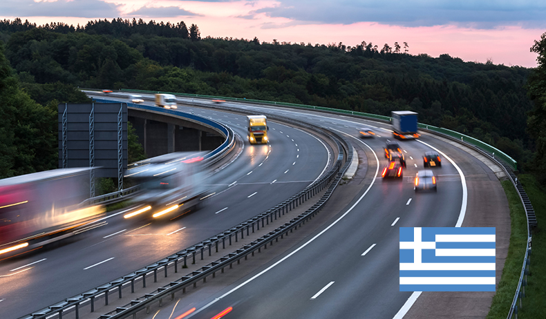 Autobahn mit fahrenden Autos in der Dämmerung in Griechenland