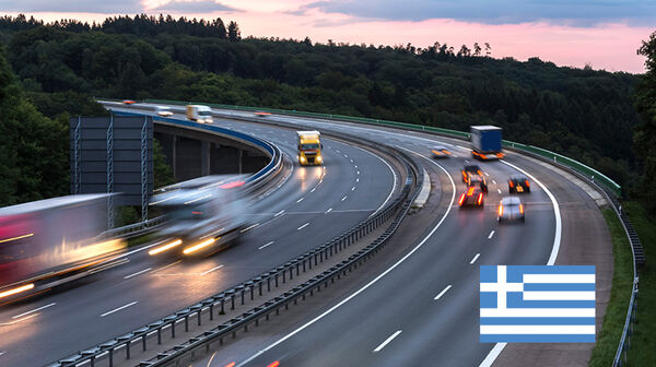Autobahn mit fahrenden Autos in der Dämmerung in Griechenland