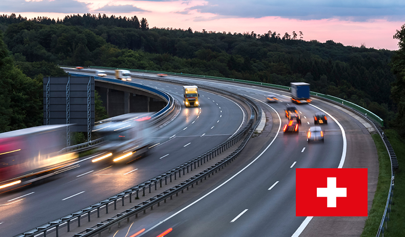 Autobahn mit fahrenden Autos in der Dämmerung in der Schweiz