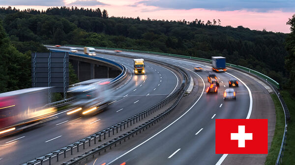 Autobahn mit fahrenden Autos in der Dämmerung in der Schweiz