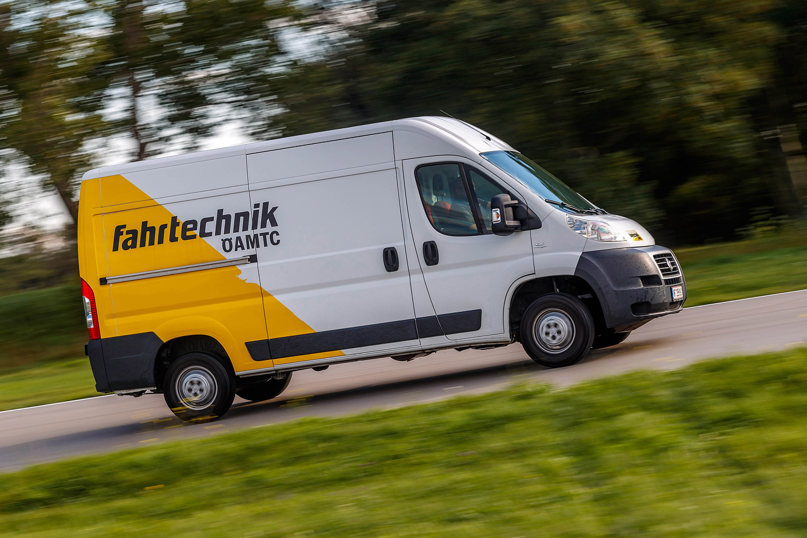 Bild eines fahrenden Leicht-Lkw mit dem Aufdruck ÖAMTC Fahrtechnik