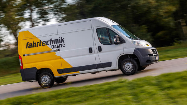 Bild eines fahrenden Leicht-Lkw mit dem Aufdruck ÖAMTC Fahrtechnik