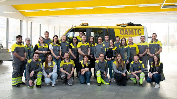 Die Kolleginnen und Kollegen vom Stützpunkt Urfahr stehen vor einem Pannenfahrzeug für ein Teamfoto.