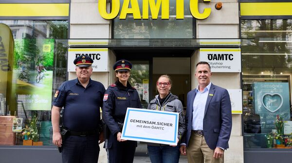 Auf dem Foto posieren Oberst Christian Hackl, Stadtpolizeikommandant des Stadtpolizeikommandos Innere Stadt, eine Grätzl-Polizistin, Barbara Küblbäck, Stützpunktleiterin ÖAMTC Schubertring und Oliver Krupitza, ÖAMTC-Landesdirektor für Wien, Niederösterreich und dem Burgenland