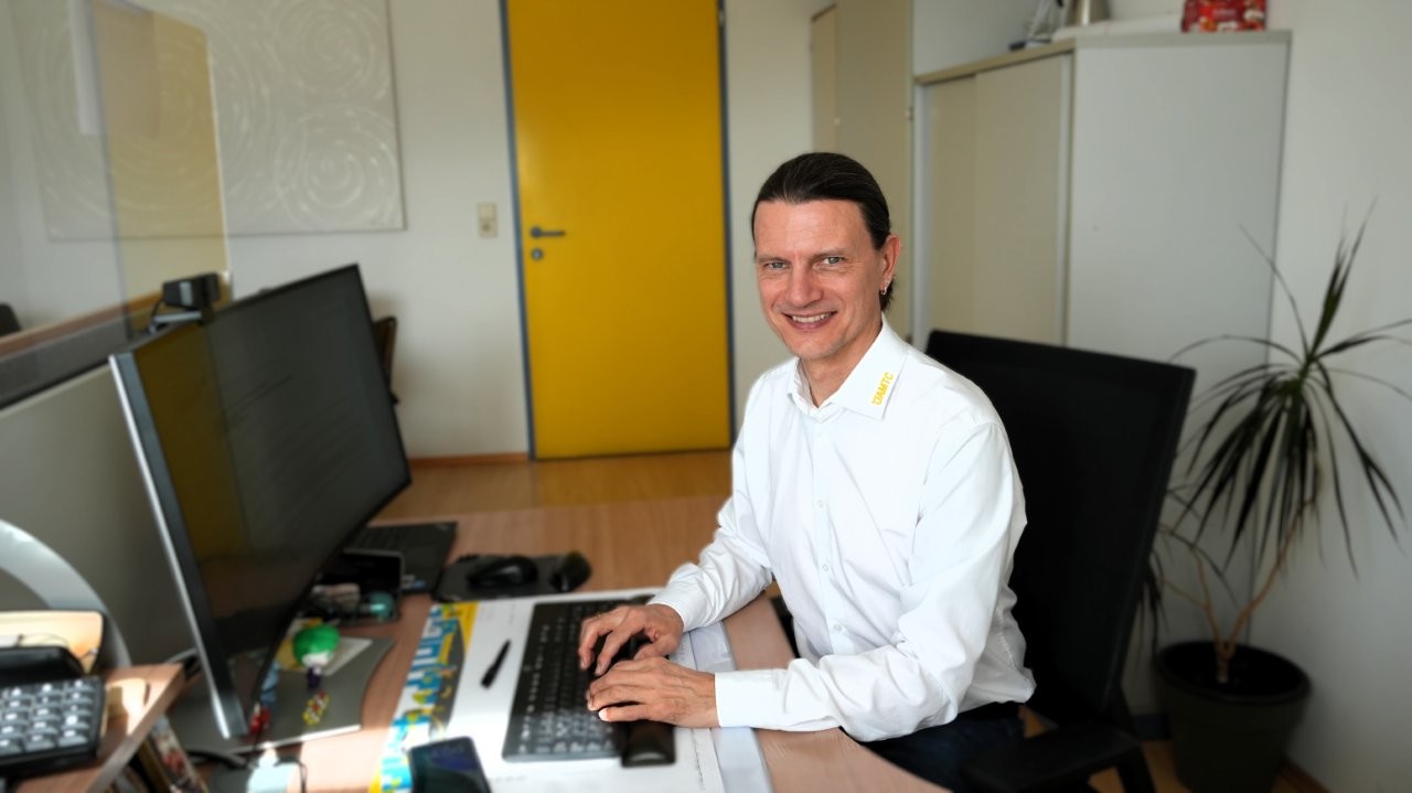 Auf dem Bild sieht man einen ÖAMTC Mitarbeiter, der vor einem Computer sitzt.