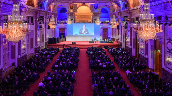 Eine Veranstaltung in der Wiener Hofburg mit vielen sitzenden Gästen
