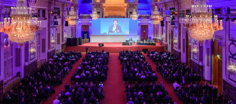 Eine Veranstaltung in der Wiener Hofburg mit vielen sitzenden Gästen