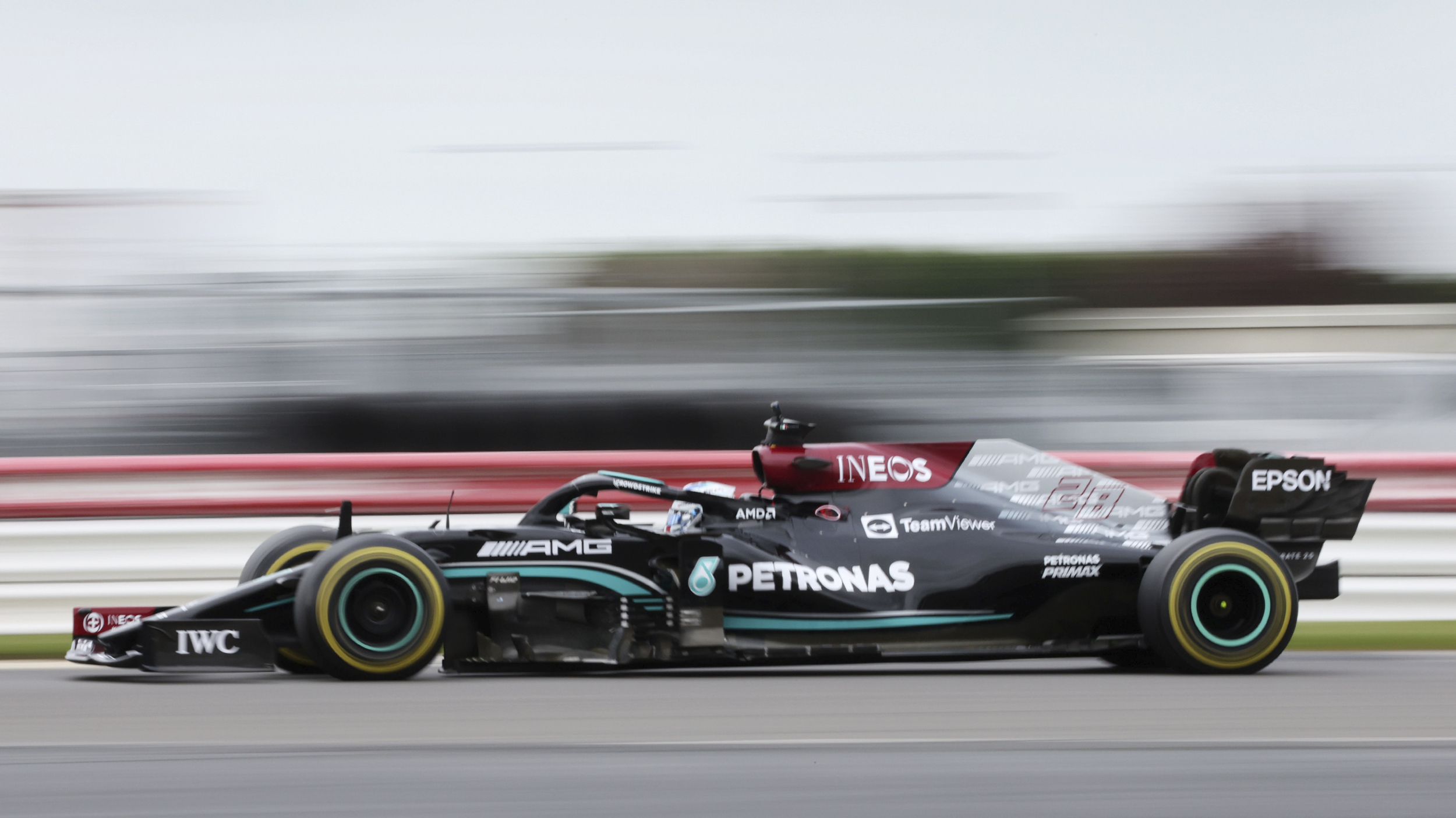 F1-Academy-Siegerin Doriane Pin fahrend im F1-Auto