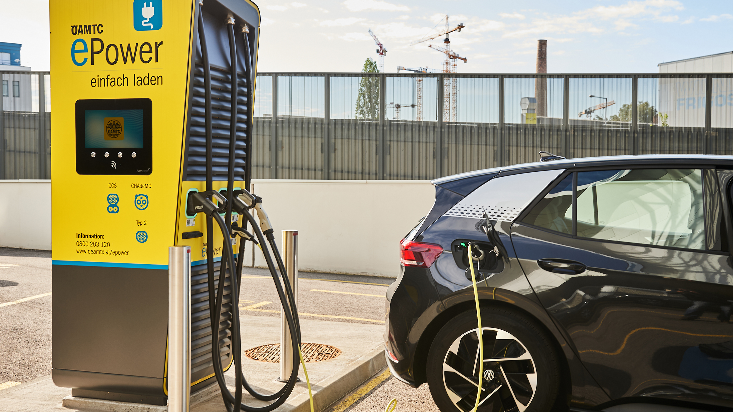 Das Heck eines schwarzen Elektroautos an einer ePower Ladestation.