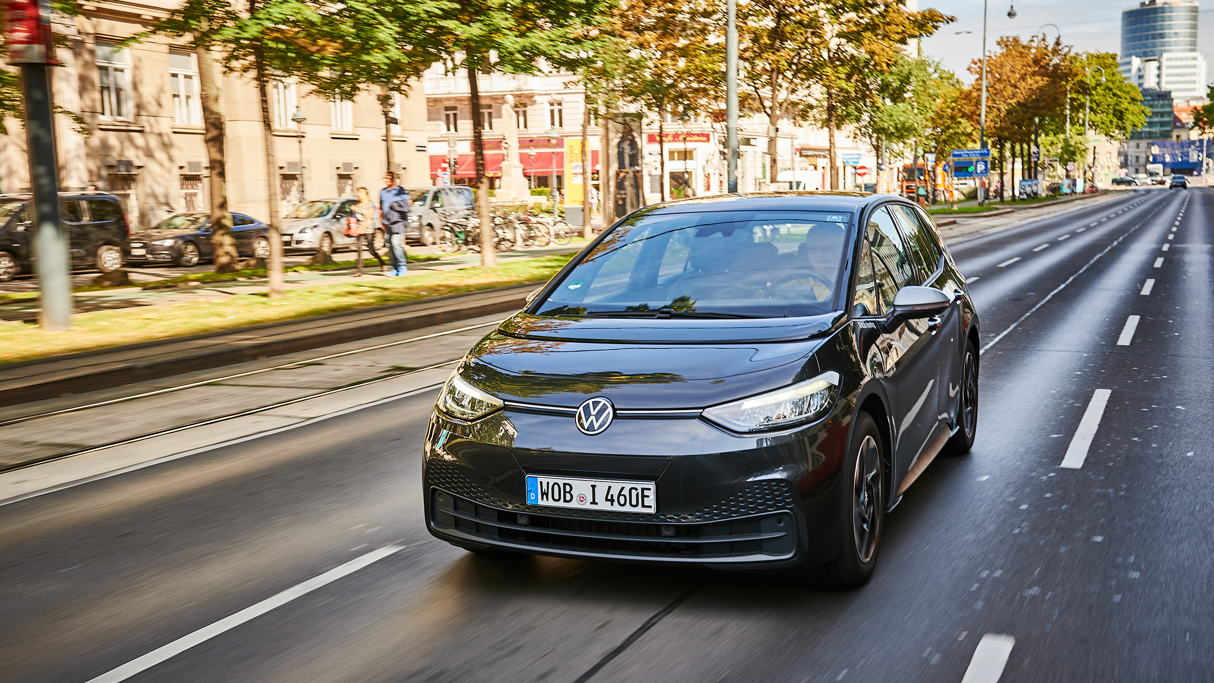 Ein schwarzer VW ID.3 fährt durch die Stadt.