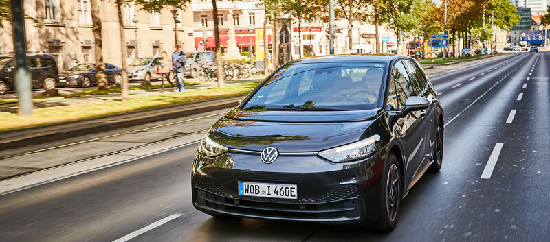 Ein schwarzer VW ID.3 fährt durch die Stadt.