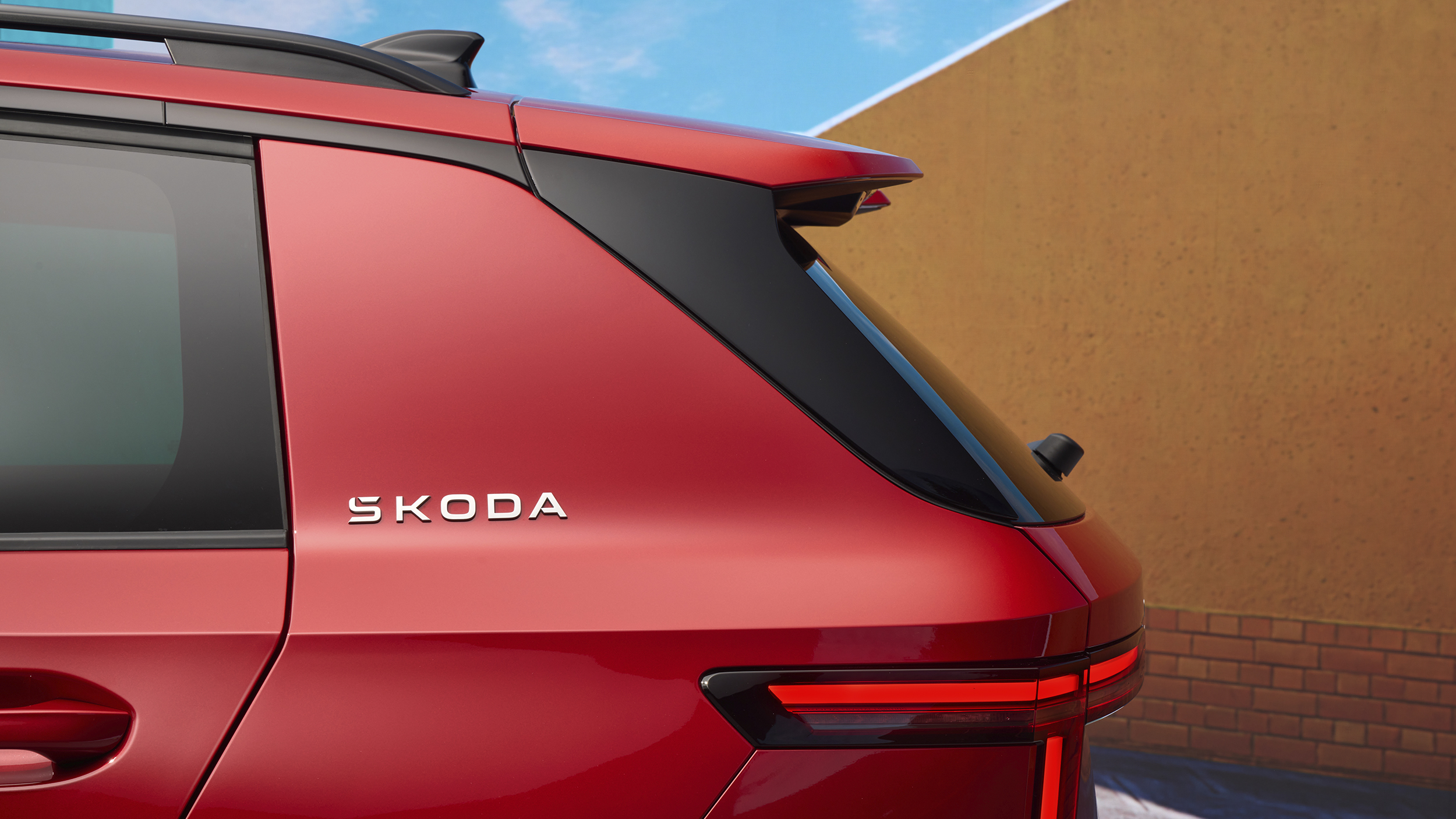 Skoda-Schriftzug an der C-Säule eines roten Skoda Epiq.