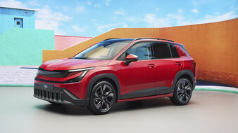 Ein roter Skoda Epiq steht in einem Studio.