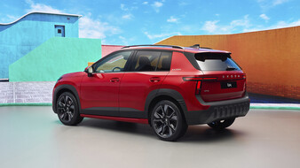 Ein roter Skoda Epiq steht in einem Studio, fotografiert wurde das Heck.