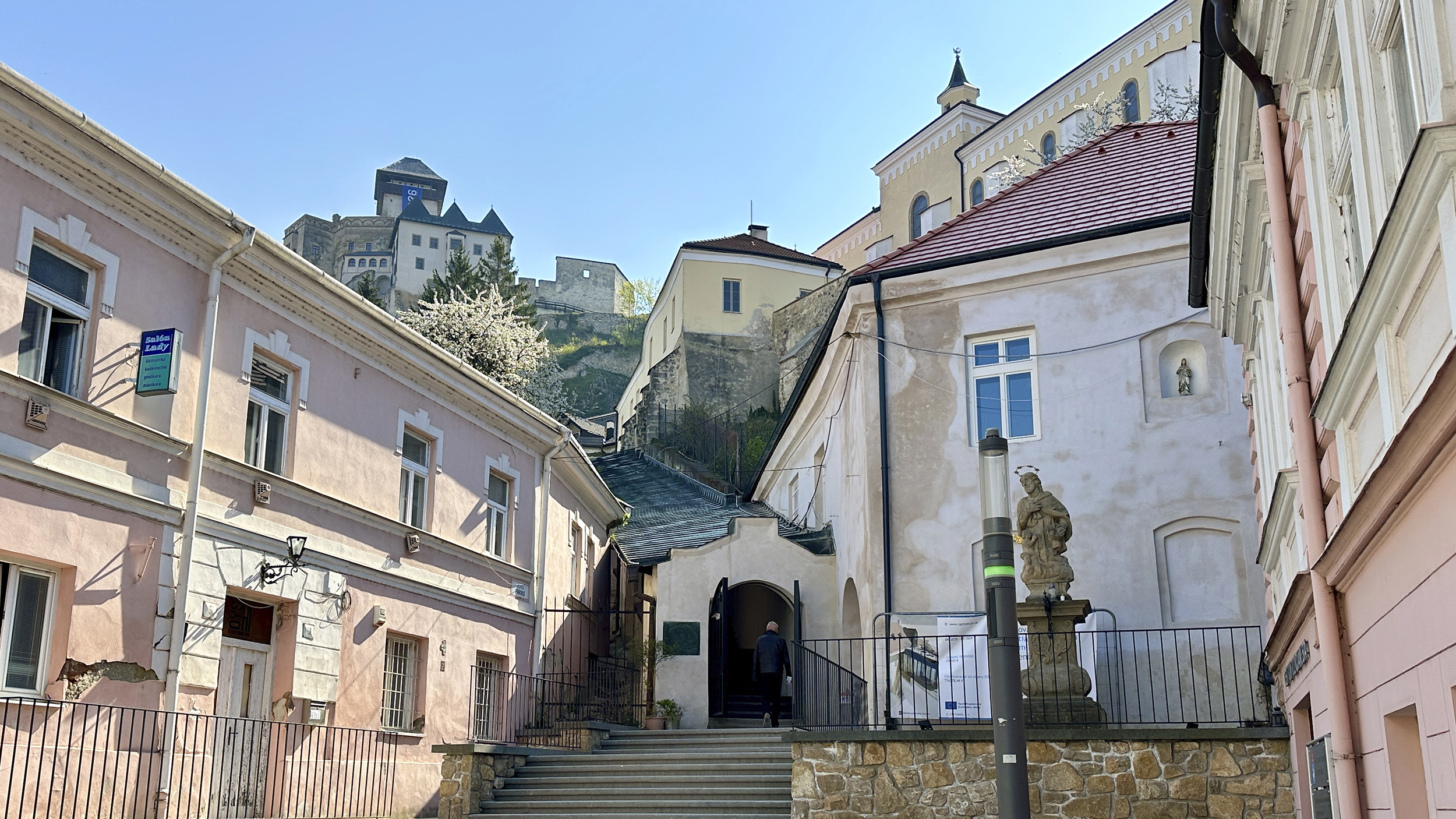 Am Ende einer Sackgasse befindet sich ein geöffnetes Tor. Es führt zu einer Stiege.