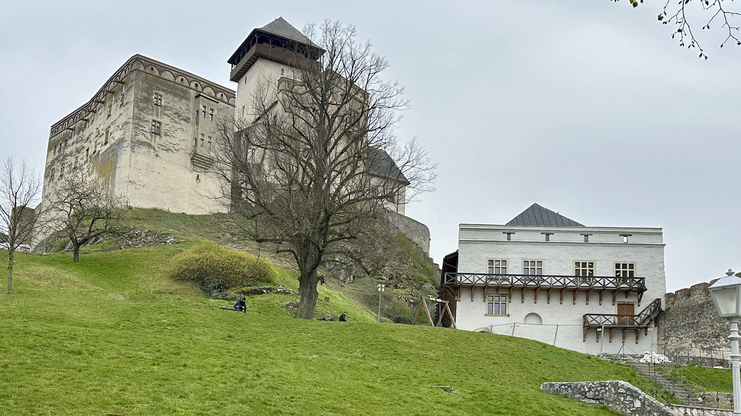 Links der höchste Teil der Burg mit dem Bergfried.
