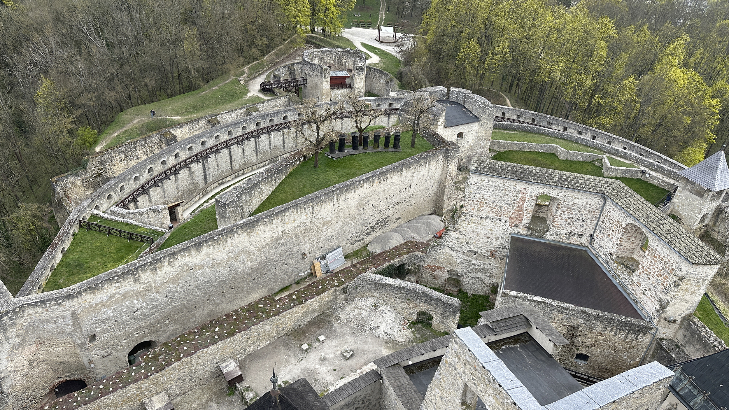 Blick von ganz oben auf die riesigen alten Befestigungsanlagen.