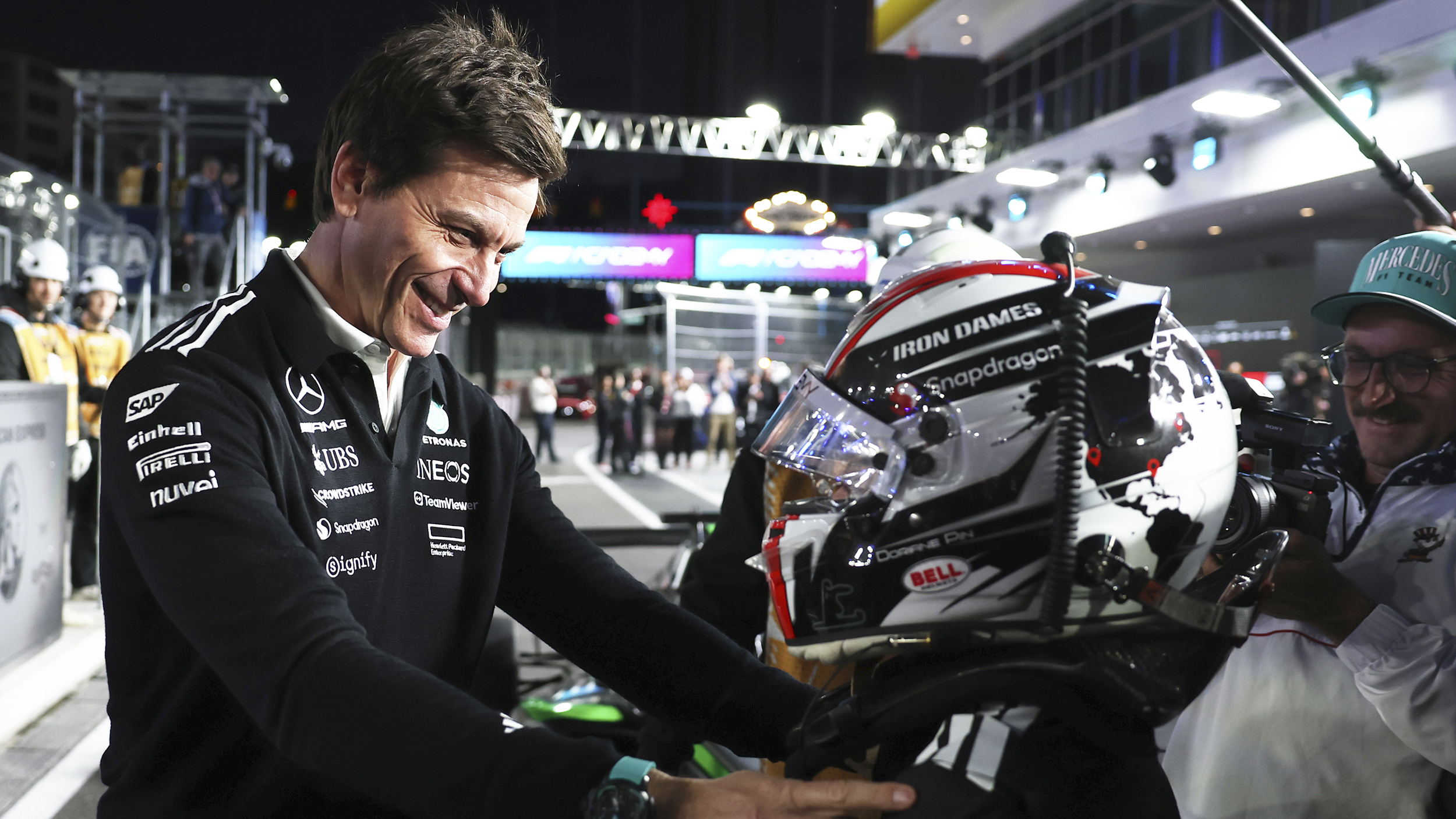 Mercedes-F1-Teamchef gratuliert Rennfahrerin Doriane Pin.