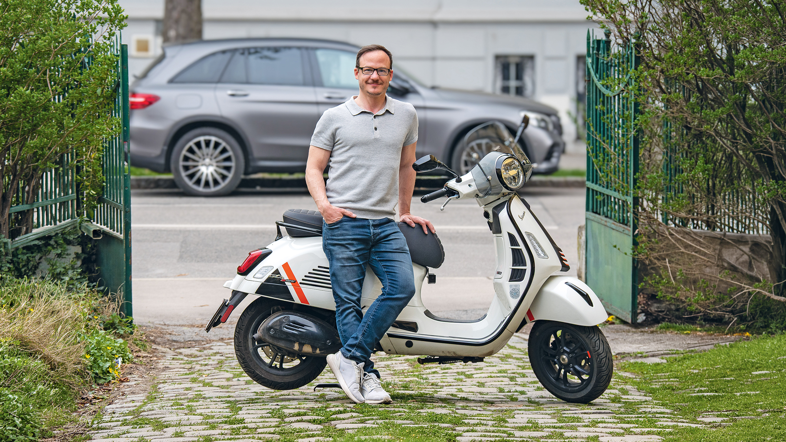 Secubix-Erfinder Florian Gebauer vor einer Vespa.