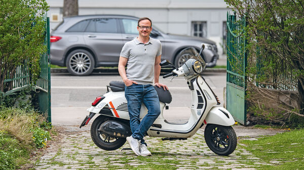 Secubix-Erfinder Florian Gebauer vor einer Vespa.