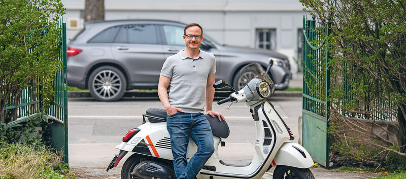 Secubix-Erfinder Florian Gebauer vor einer Vespa.