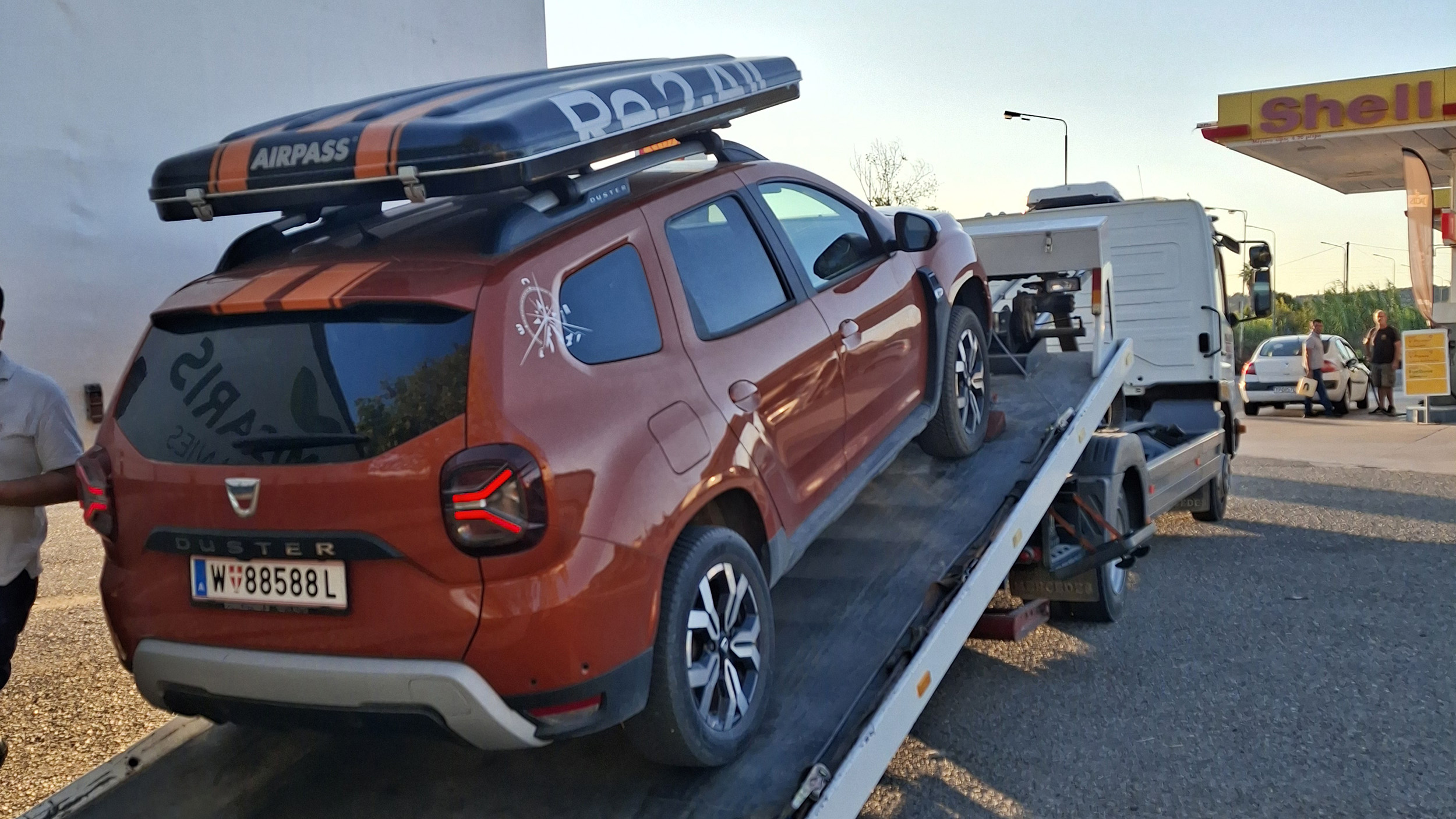 Bild zeigt das Auto eines ÖAMTC-Mitglieds, das im Ausland abgeschleppt wird.