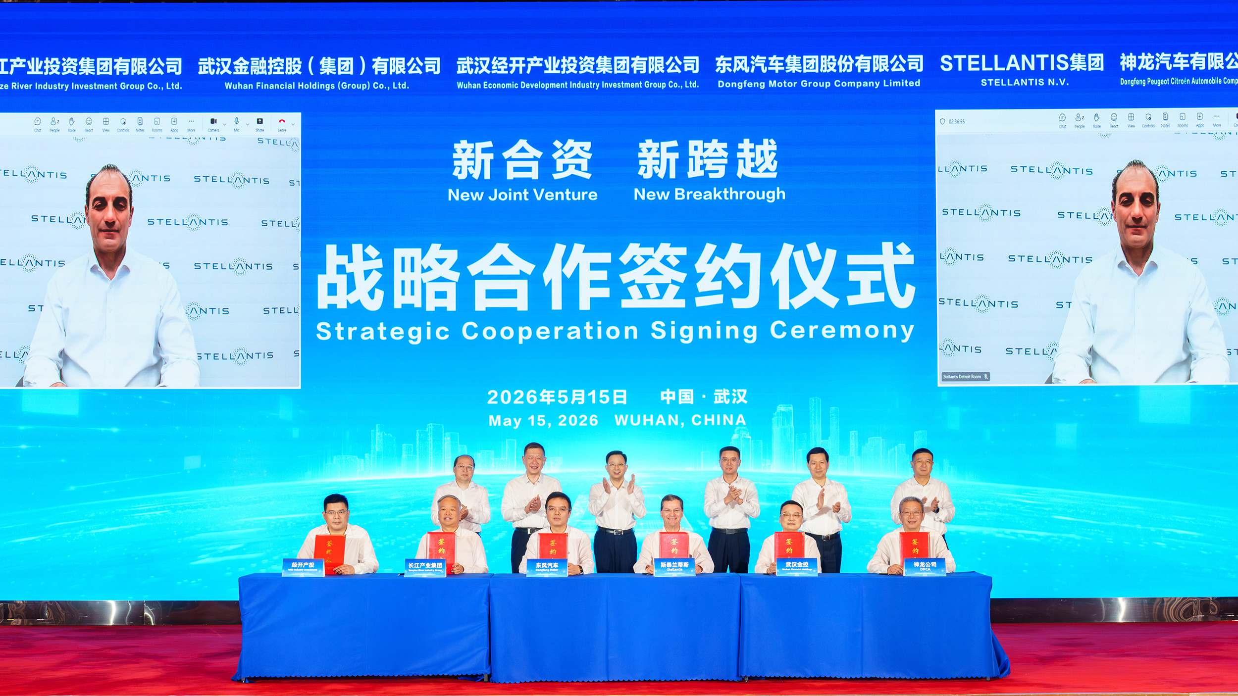 Vertreter der Firma Dongfeng präsentieren ein Joint Venture mit Stellantis