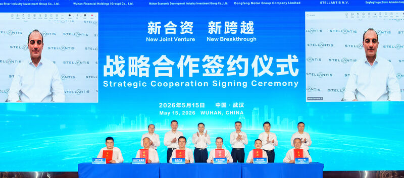 Vertreter der Firma Dongfeng präsentieren ein Joint Venture mit Stellantis