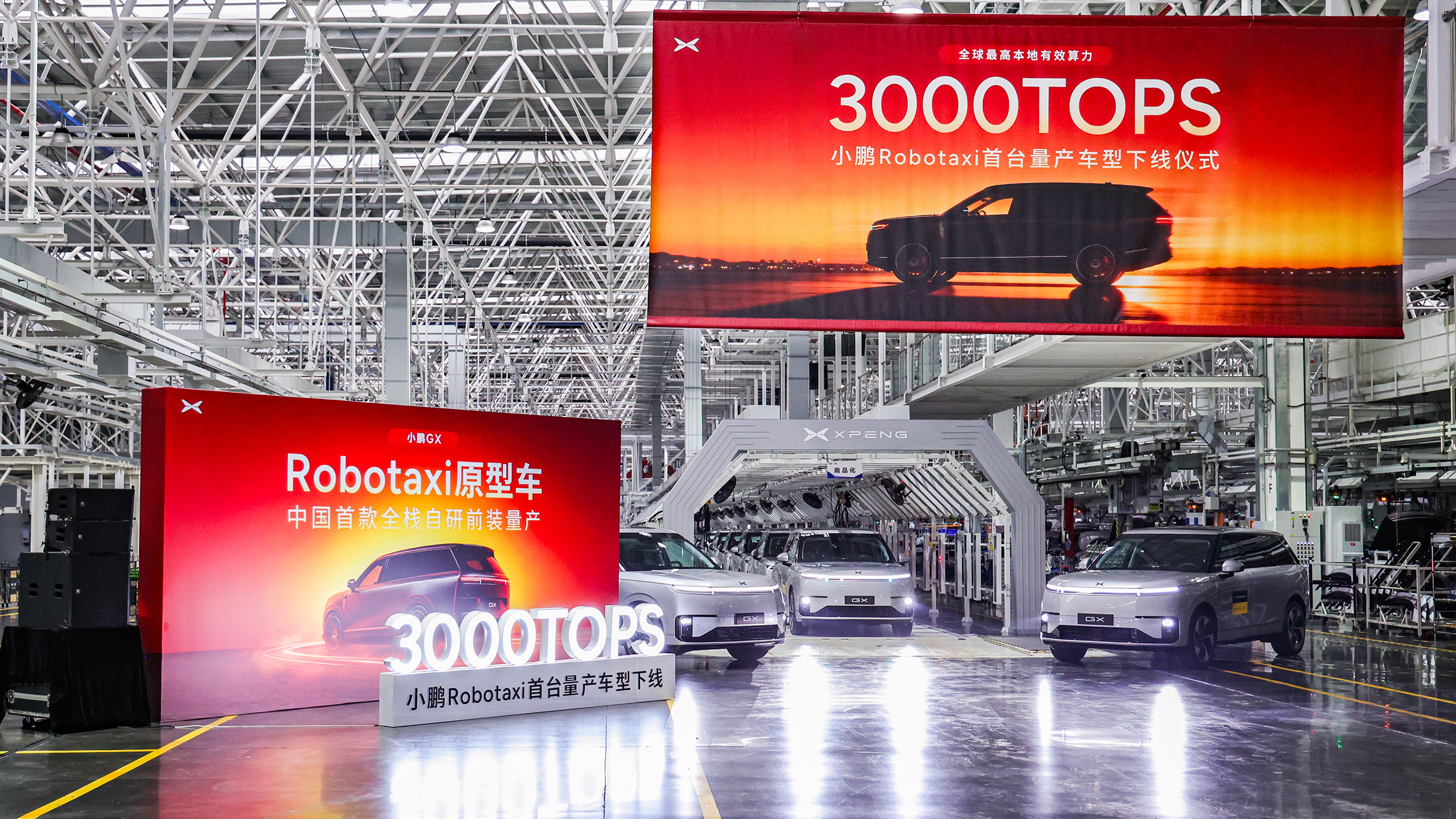 Zwei große rote Plakate in einer Autofabrik