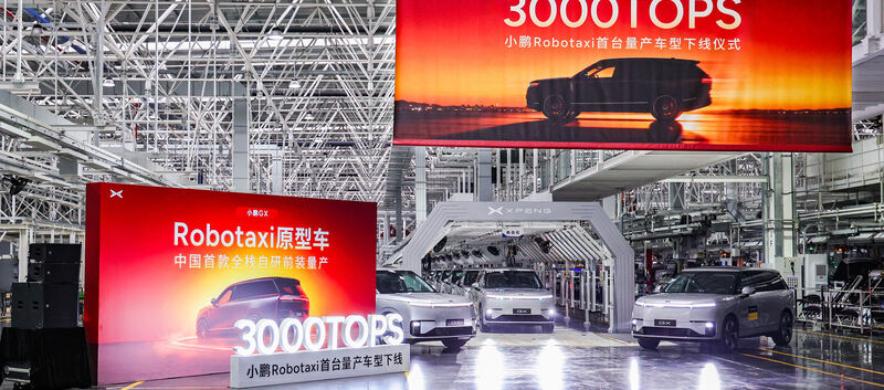 Zwei große rote Plakate in einer Autofabrik