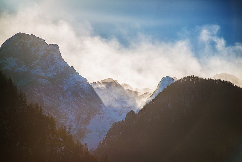 Das Foto zeigt die Berggipfel der Julischen Alpen in Slowenien vor blauem Himmel.