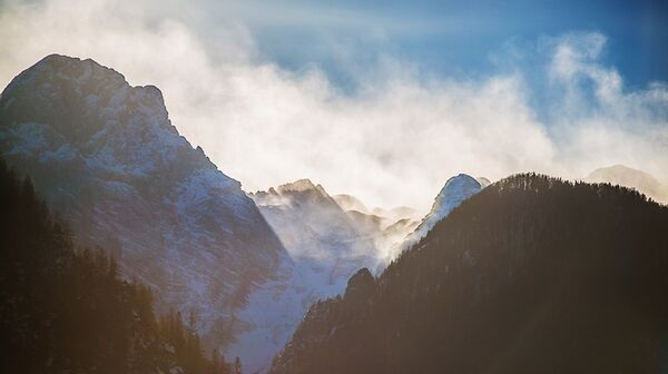 Das Foto zeigt die Berggipfel der Julischen Alpen in Slowenien vor blauem Himmel.
