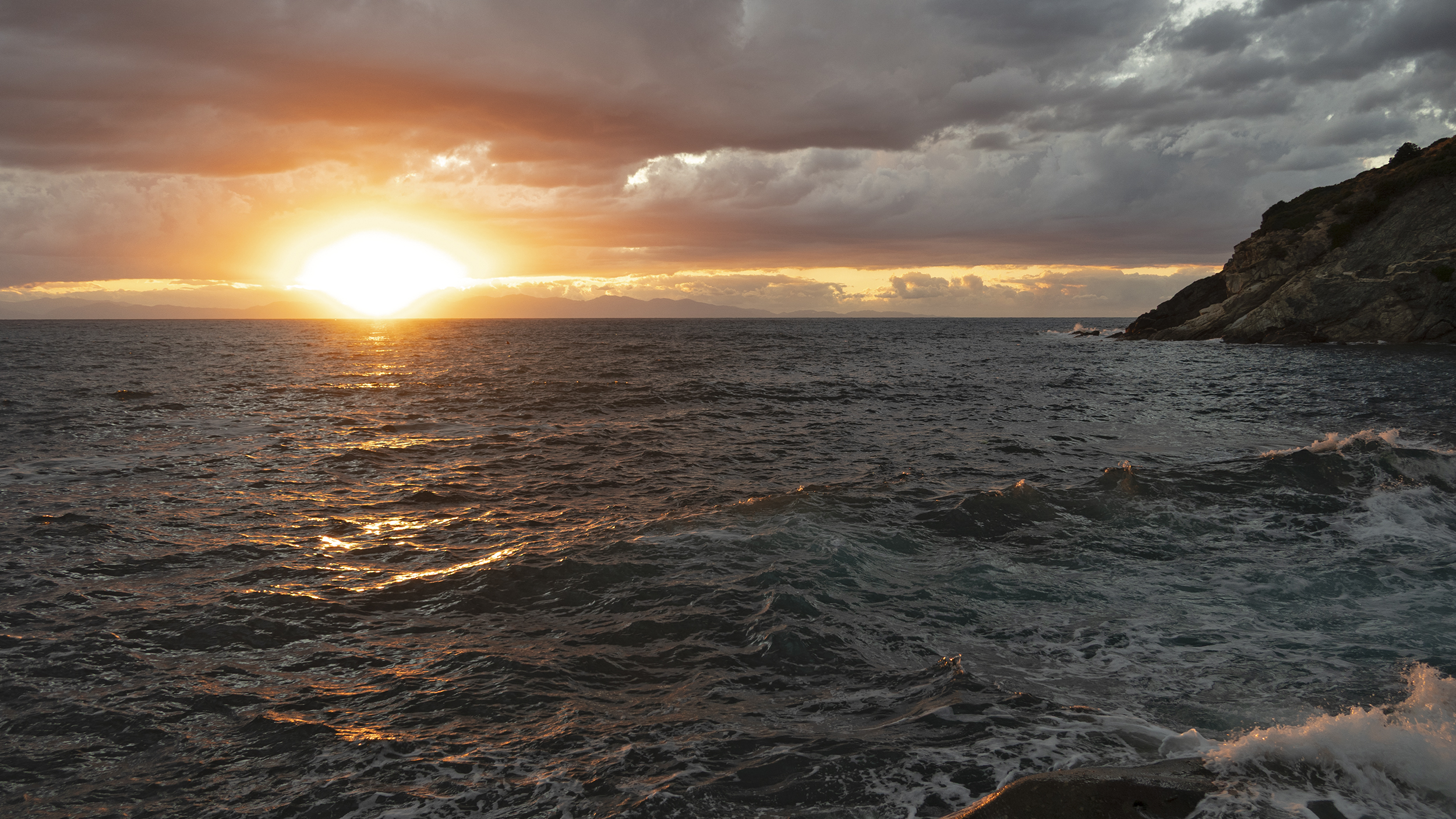 Ein Sonnenuntergang über dem Meer