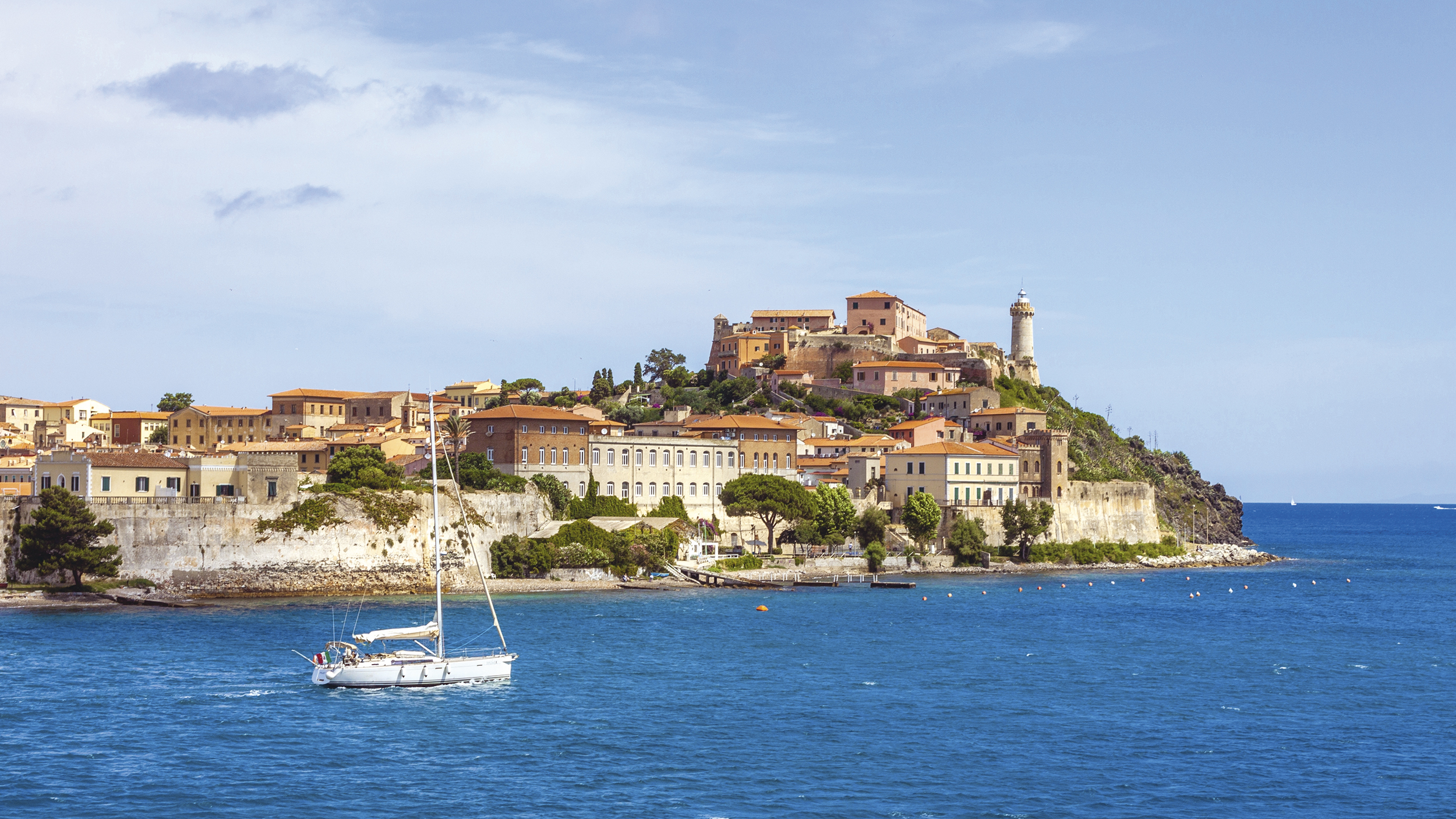 Blick auf die Stadt Portoferraio vom Meer aus