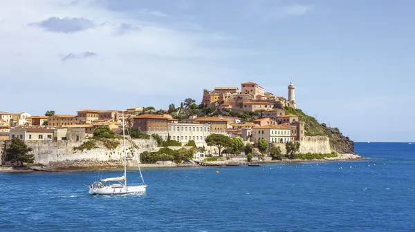 Blick auf die Stadt Portoferraio vom Meer aus