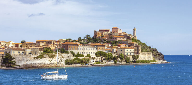 Blick auf die Stadt Portoferraio vom Meer aus