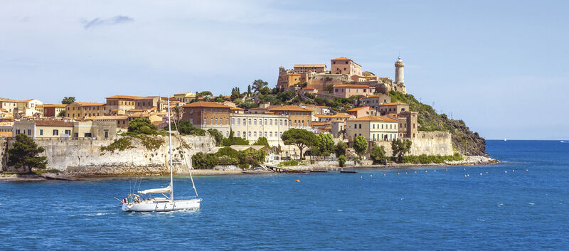 Blick auf die Stadt Portoferraio vom Meer aus